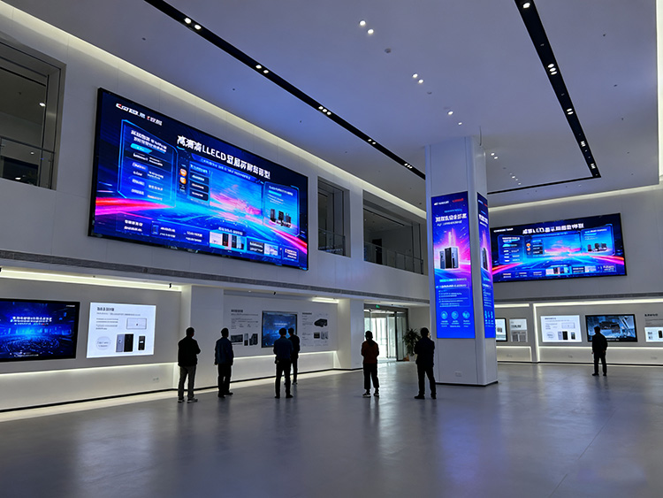 成都LED顯示屏應(yīng)用指南：商鋪門頭/會(huì)議大屏/舞臺租賃如何選？- 場景方案全解析